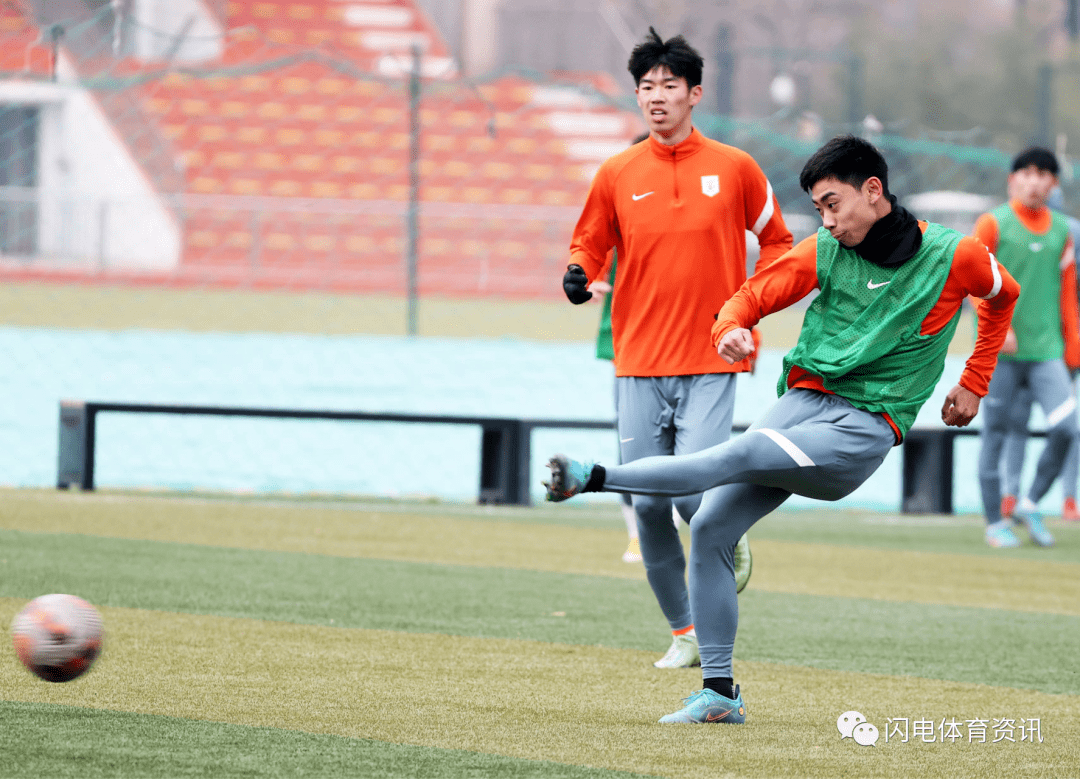 击剑友谊赛，关东闪电队与姑苏玄武队逆转，体能对抗拉满！新人首发惊艳(裂天空骑在线阅读)